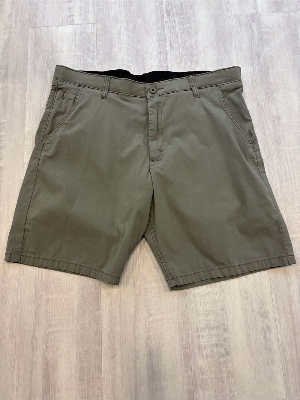 Wrangler Dark Gray Flat-Front Casual Shorts stretchy waist. Size 36.
